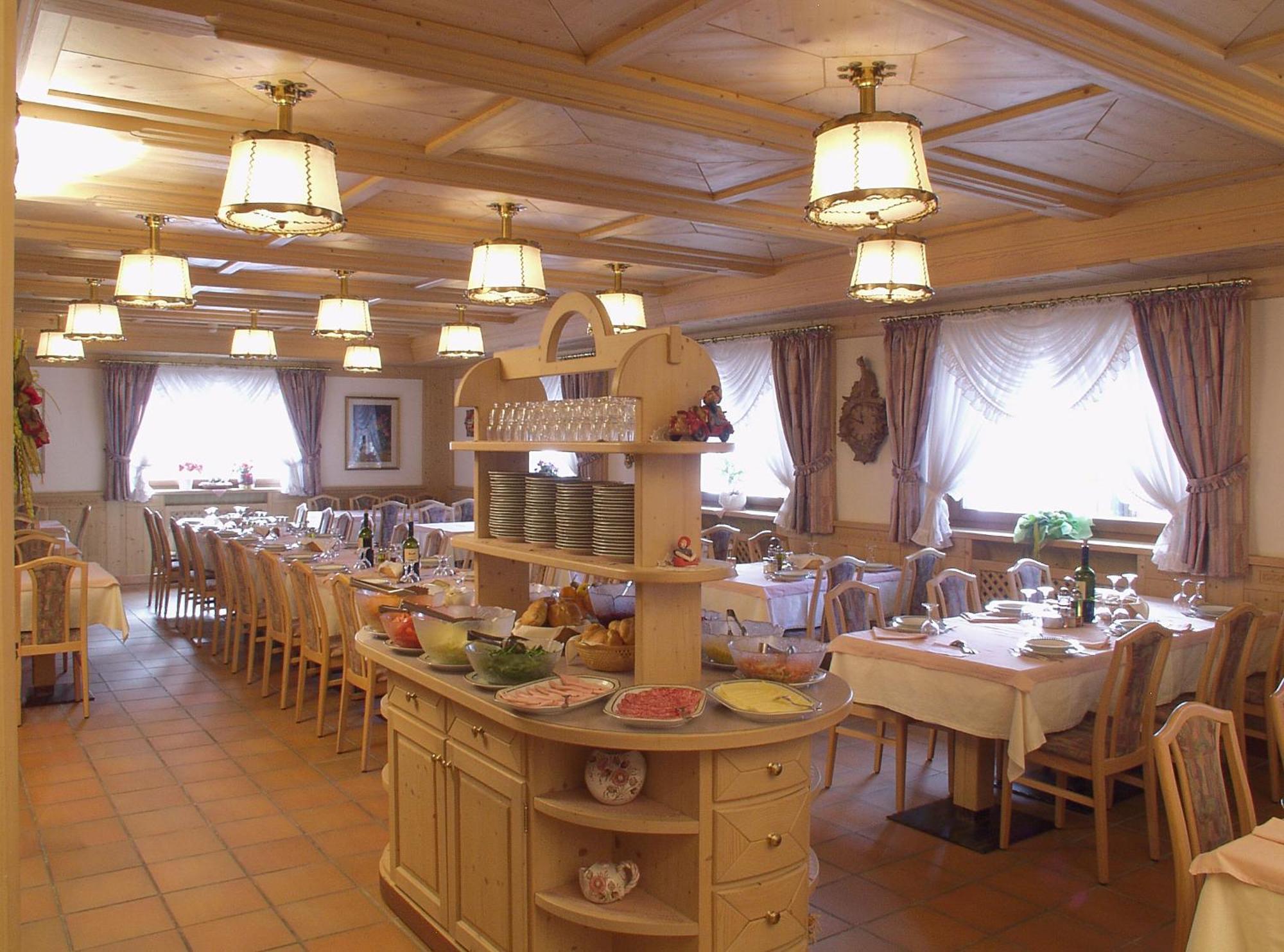 Hotel Villa Jolanda Ziano Di Fiemme Exterior photo